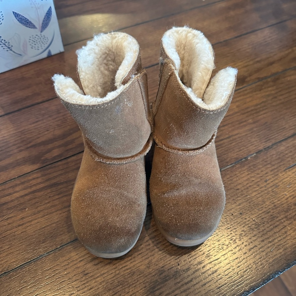 Uggs size 9 kids